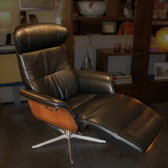 https://www.domahomefurnishings.com/wp-content/uploads/2023/10/Timeout-recliner-w_attached-footrest-2-550x550.png